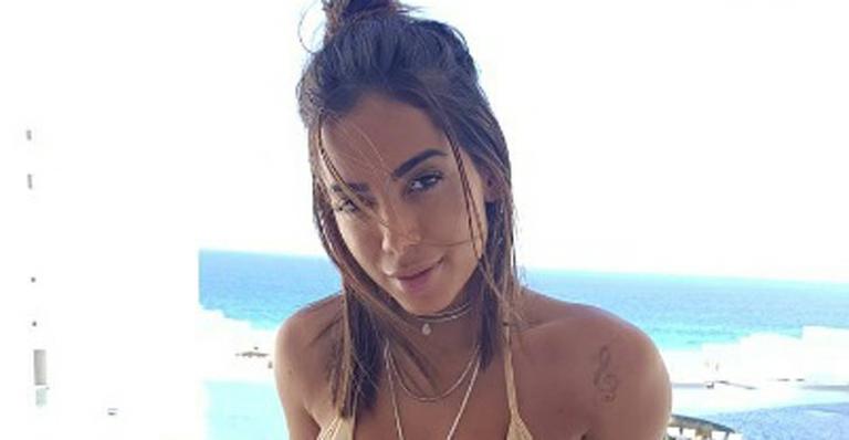 Só de biquíni, Anitta exibe barriga chapada e posa no colo de fotógrafo bonitão no México