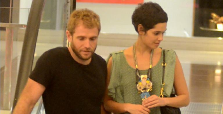 Maria Flor faz rara aparição com o namorado durante passeio em shopping