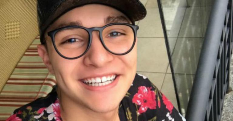 MC Gui sensualiza na web com foto só de cueca branca