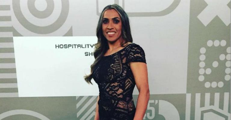 Marta rouba a cena em premiação na Suíça