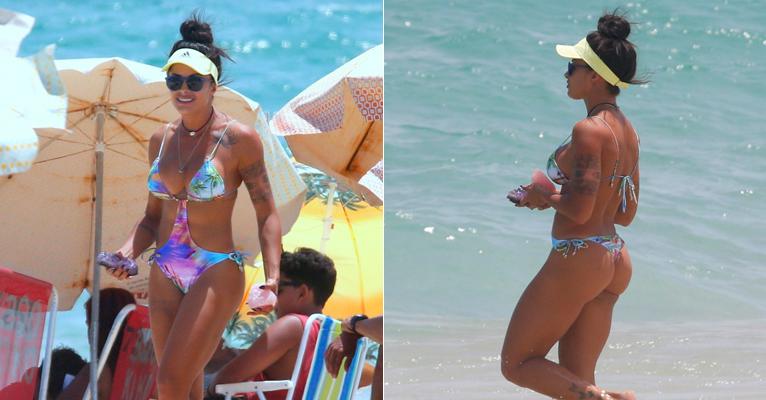 Com maiô engana mamãe, Aline Riscado exibe corpo escultural em praia no Rio