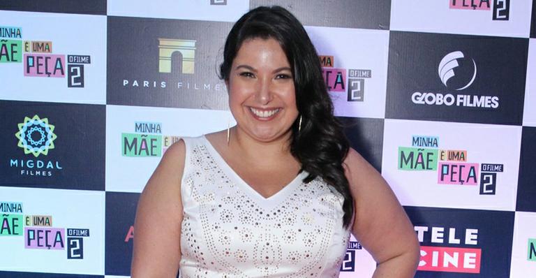 Mariana Xavier exibe curvas só de biquíni na praia e diz: “Bonito é ser feliz”