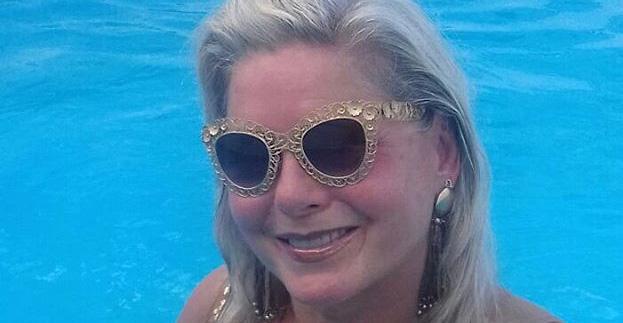 Vera Fischer posa com look dourado dentro da piscina: ‘Eu adoro um brilho’