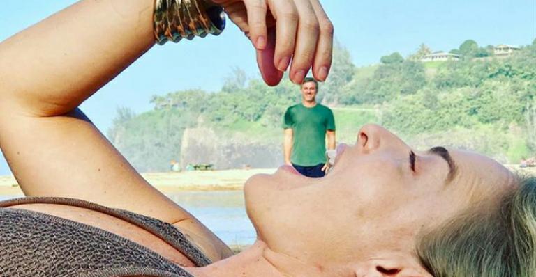 Angélica ‘devora’ Luciano Huck em foto divertida no Havaí
