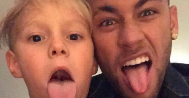 Em Barcelona, Neymar posa com o filho fazendo careta