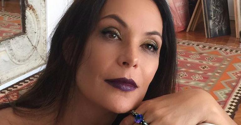 Prestes a comemorar 49 anos, Carolina Ferraz faz desabafo: ‘Não sou e nem pretendo ser uma “garota”‘