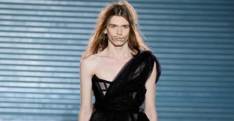 Estilista Vivienne Westwood ousa ao colocar modelo homem para desfilar um vestido