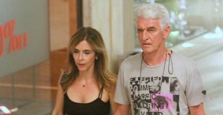 Deborah Evelyn passeia de mãos dadas com o marido alemão em shopping no Rio