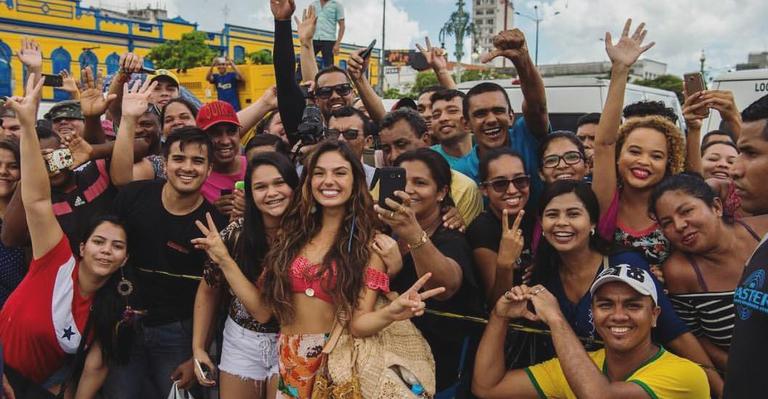 Isis Valverde atrai uma multidão no Pará durante as gravações da próxima novela das 9