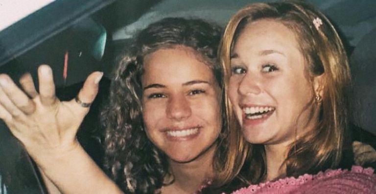 Leandra Leal abre o baú e mostra foto antiga com Mariana Ximenes: “Aprendendo a dirigir”