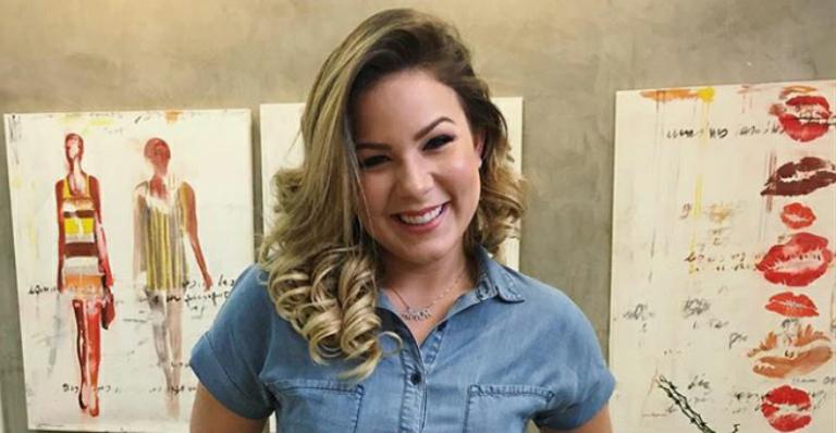 Cacau troca o mega hair e exibe novo visual