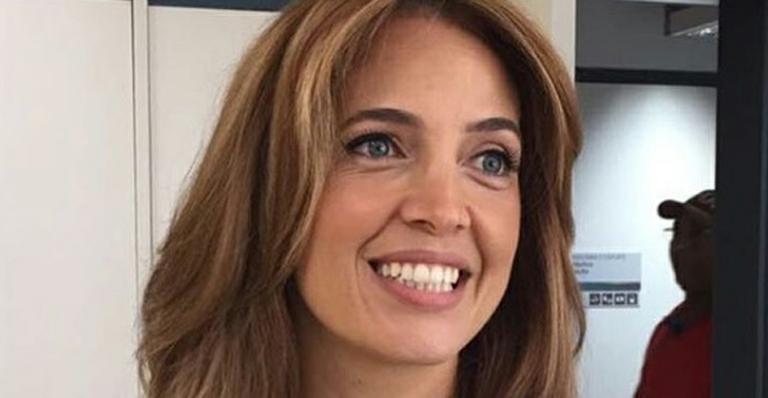 Poliana Abritta improvisa e lava o cabelo em tanque; Veja a curiosa cena!