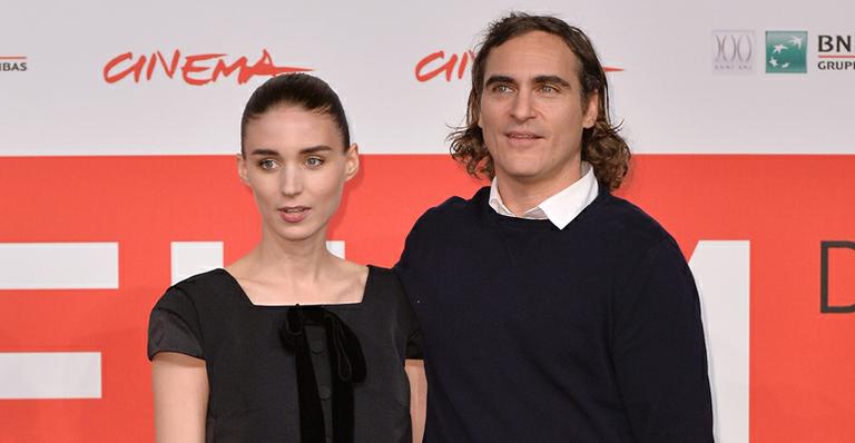 Joaquin Phoenix e Rooney Mara se apaixonam em set de filme, diz site
