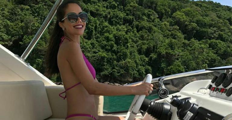 De biquíni, Daniela Albuquerque posa pilotando iate: “Tenho carteira”