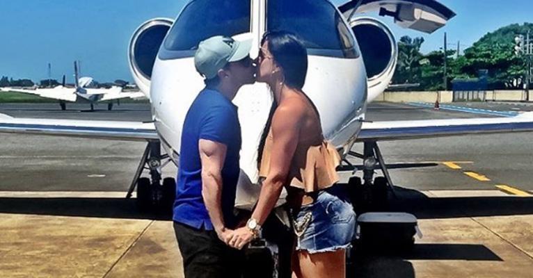 Zezé Di Camargo e Graciele Lacerda se beijam em foto e boa forma dos 2 chama a atenção
