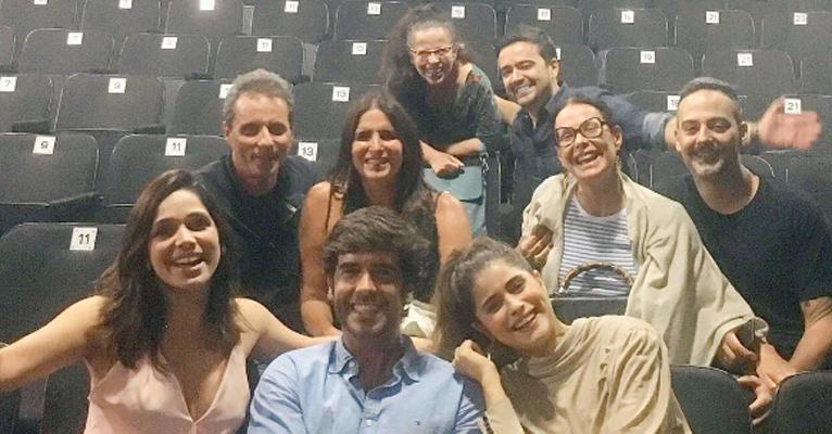 Elenco de ‘Haja Coração’ se reúne para assistir Grace Gianoukas no teatro