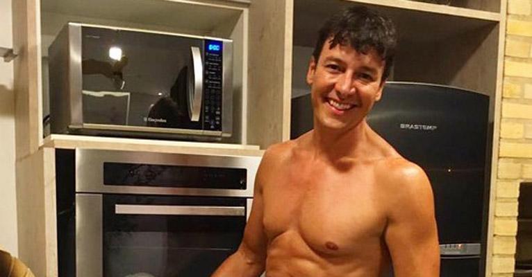 Rodrigo Faro faz pizza sem camisa e exibe  barriga sarada