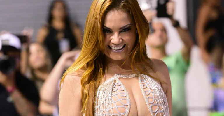 Ellen Rocche deixa todas as suas curvas à mostra em ensaio rumo ao carnaval 2017