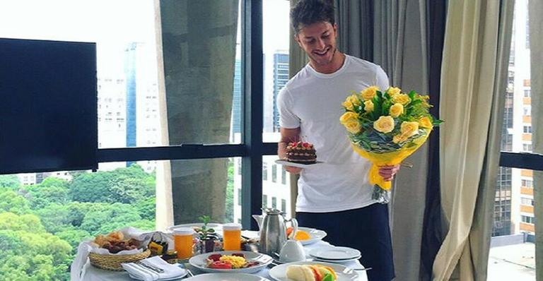 Klebber Toledo ganha café da manhã especial para comemorar seus 10 anos de TV Globo