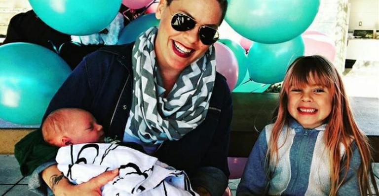 Que fofos! Pink mostra primeira foto com os dois filhos