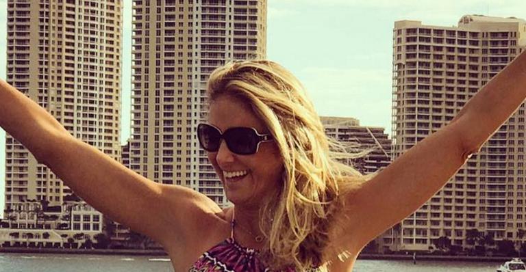 Em Miami, Ticiane Pinheiro posa de maiô recortado e fã elogia: ‘Ela pode’