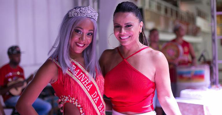 Viviane Araújo participa de coroação em escola de samba mirim