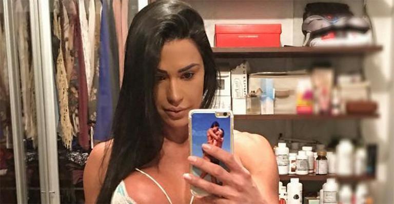 Gracyanne Barbosa posa de lingerie em frente ao espelho e exibe músculos definidos