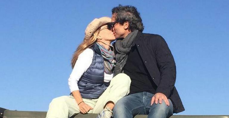 Maitê Proença posa beijando o namorado na África e se declara: ‘Amor’