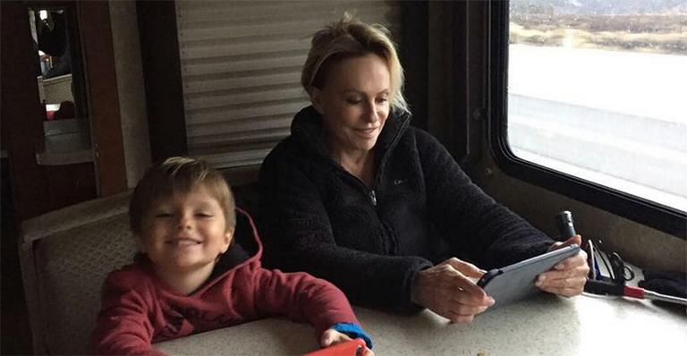 Ana Maria Braga paparica os netos em viagem de férias