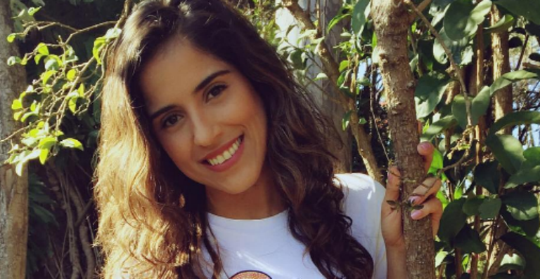 Camilla Camargo atende pedidos dos fãs e solta a voz na web