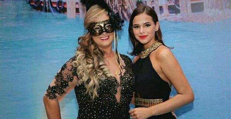 Bruna Marquezine e Carol Dantas dançam juntas na festa de Nadine, mãe de Neymar
