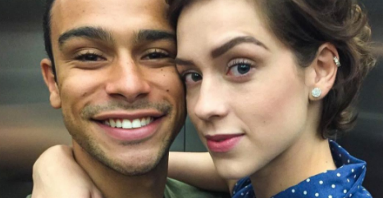 Sergio Malheiros e Sophia Abrahão trocam beijos calientes em festa