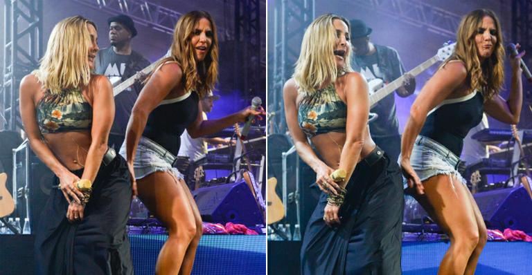 Ivete Sangalo dá tapinha no bumbum de Claudia Leitte em show