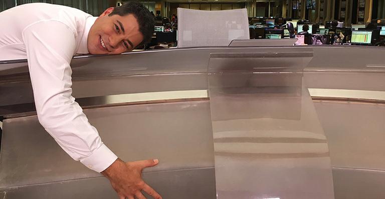 Evaristo Costa retorna ao ‘Jornal Hoje’ e diverte a web: ‘Estava morrendo de saudades’
