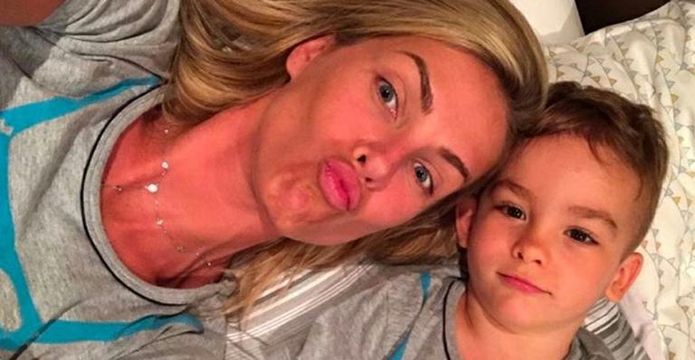 Ana Hickmann combina look com o filho, Alexandre, em dia chuvoso