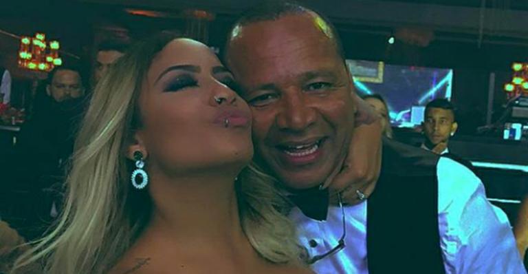 Rafaella Santos capricha no decote e quase mostra demais em foto com o pai