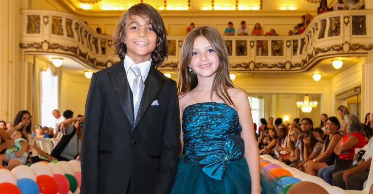 Mini Miss Giovanna Alparone e ator mirim Allexandre Colman desfilam em evento beneficente