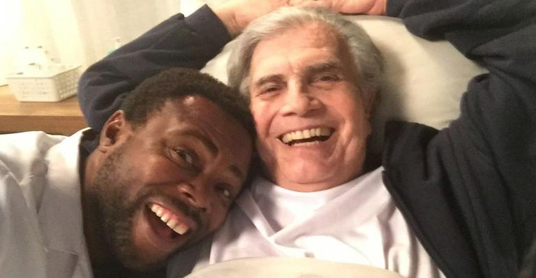 Érico Brás grava última cena com Tarcísio Meira e agradece: “Generoso em cena”