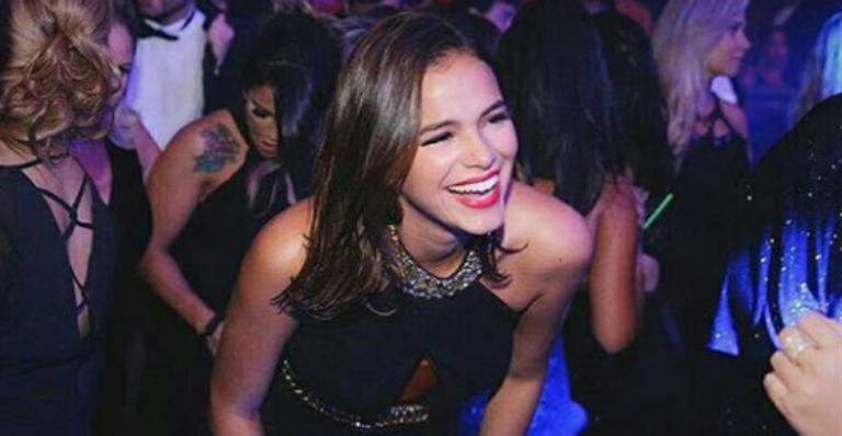 Vídeo: Bruna Marquezine dança funk até o chão em festa