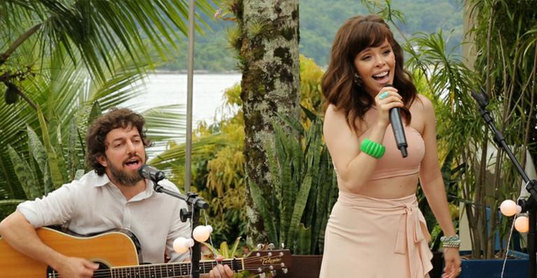 Ilha de Caras: Fabi Bang faz show com platéia vip