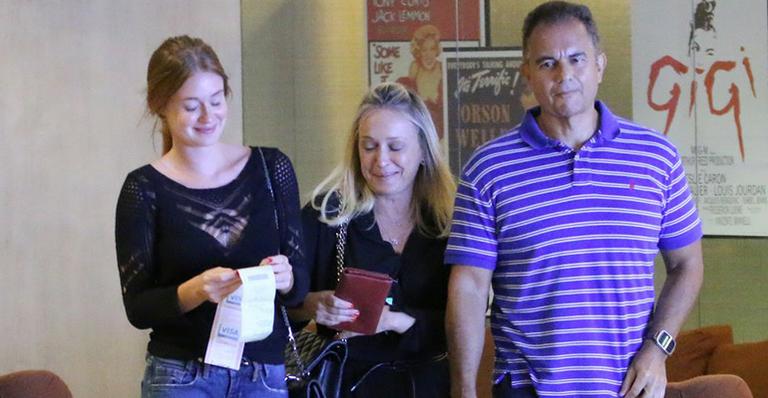 Despojada, Marina Ruy Barbosa janta e vai ao cinema com os pais