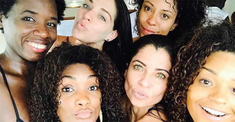 Atrizes de ‘Sol Nascente’ posam de biquíni nos bastidores das gravações