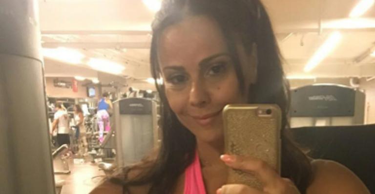Viviane Araújo seca para o carnaval e posa com o abdômen trincado