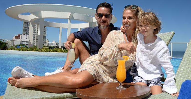 Adriane Galisteu e Alexandre Iódice relaxam em Punta del Este com o filho, Vittorio