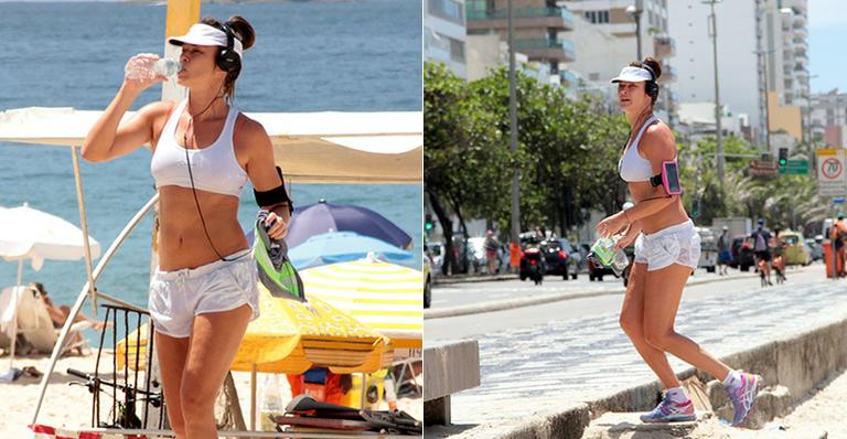 Com corpaço aos 38 anos, Letícia Birkheuer cumpre rotina de exercícios
