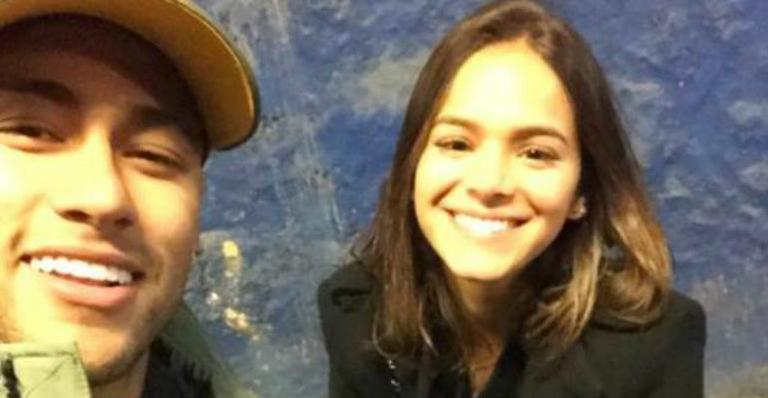 Neymar curte cinema ao lado do filho, Davi Lucca, e de Bruna Marquezine