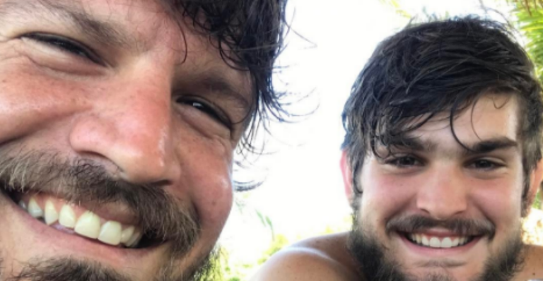 Saulo Fernandes posa ao lado do filho e semelhança impressiona: “Clone”