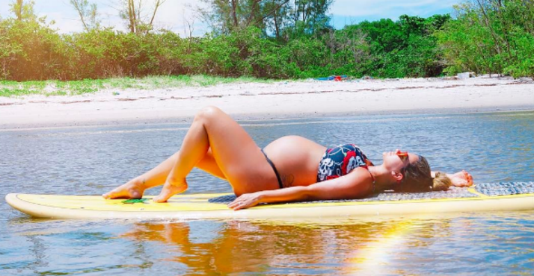 Kelly Key exibe barrigão do nono mês de gravidez