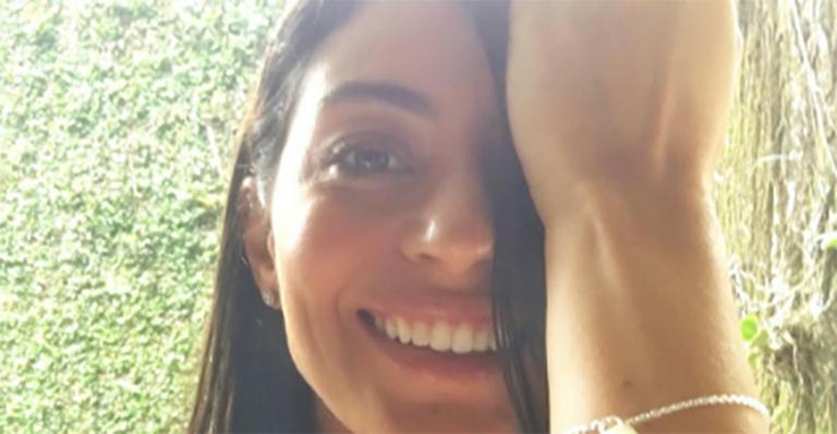 Grávida pela primeira vez, Carol Castro posa tomando banho de cachoeira