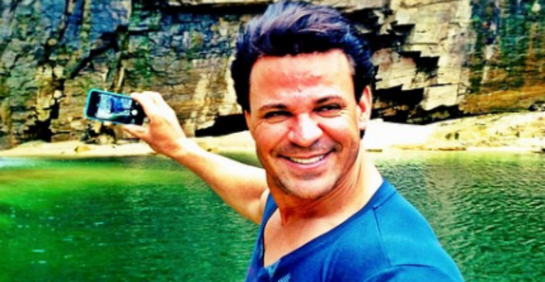 Eduardo Costa posa tomando banho de cachoeira e exibe abdômen trincado